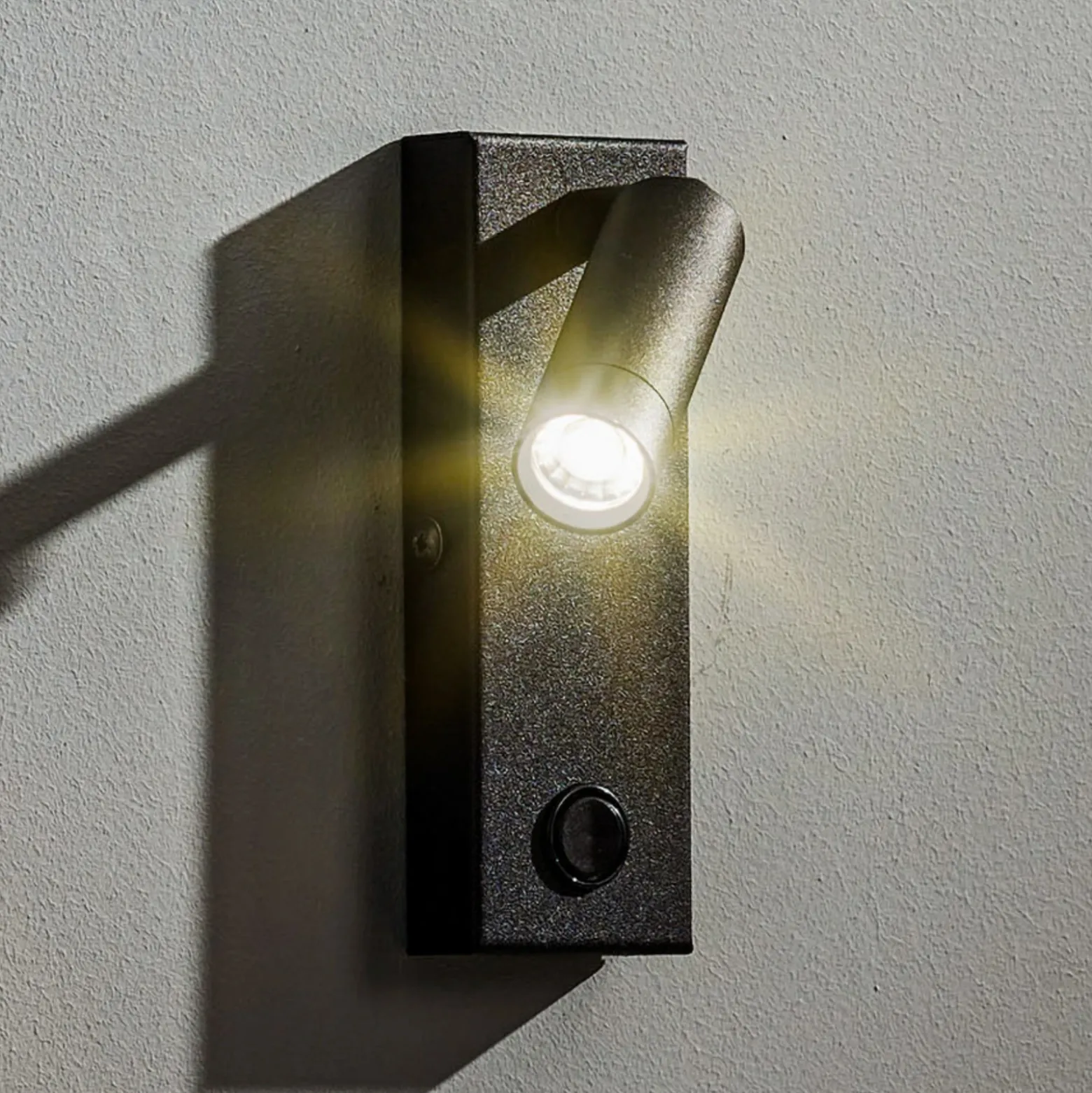 Aplique de pared LED Enzo angular con interruptor, negro