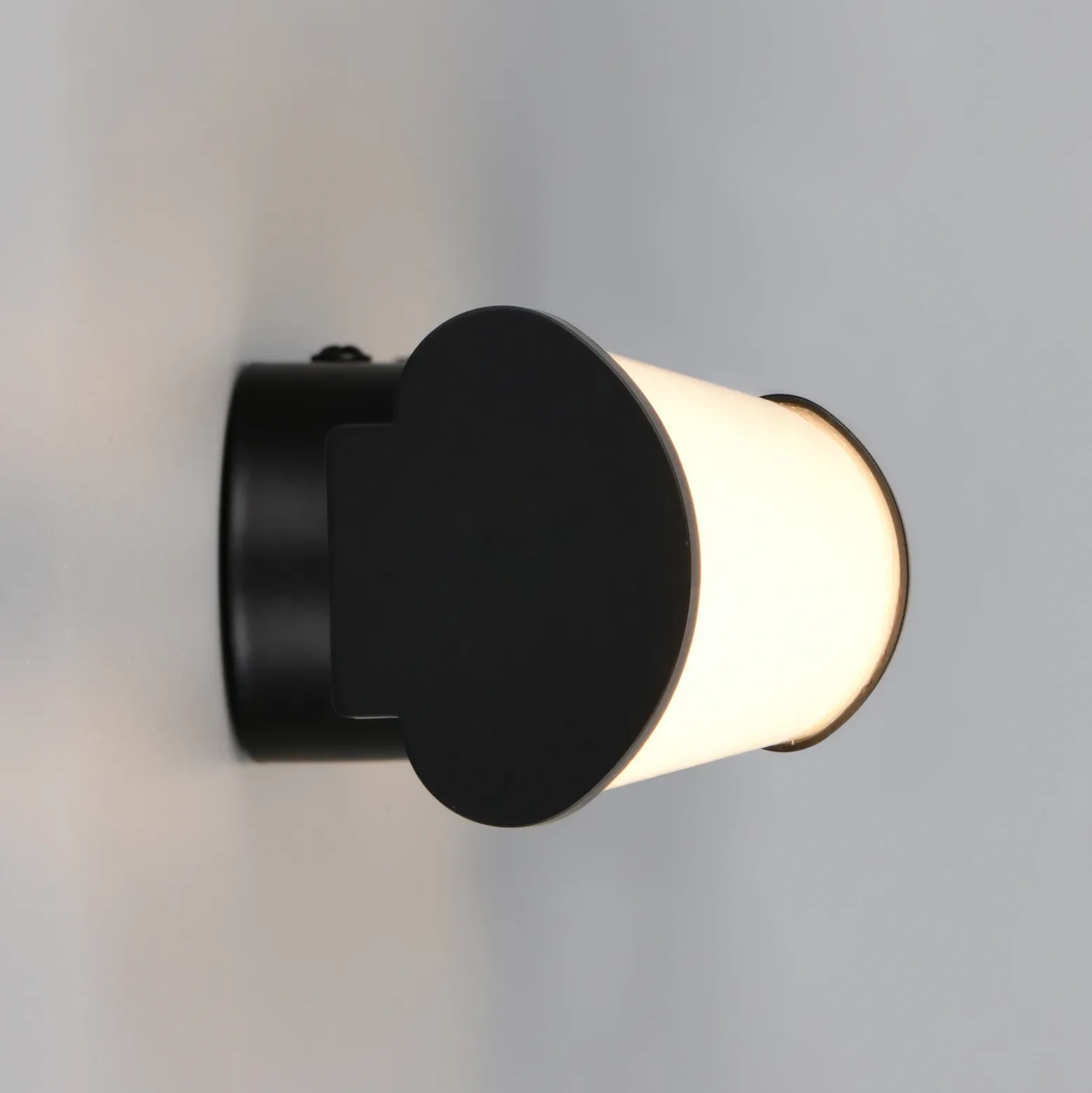 Aplique de pared LED Ernesto, negro, 60 cm de ancho, 3.000 K, IP44