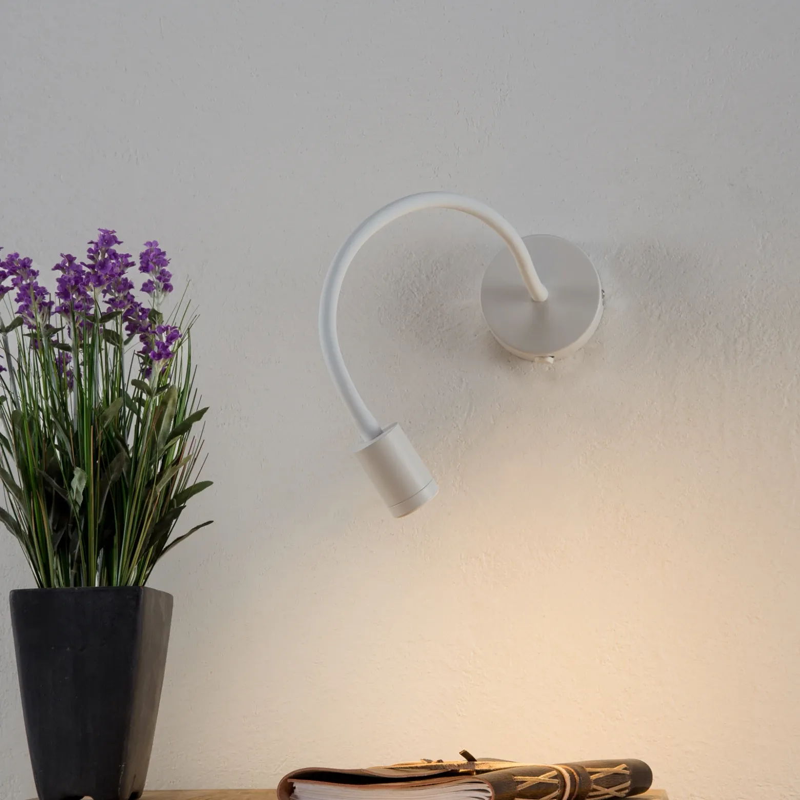 Aplique de pared LED flexible Focus, blanco