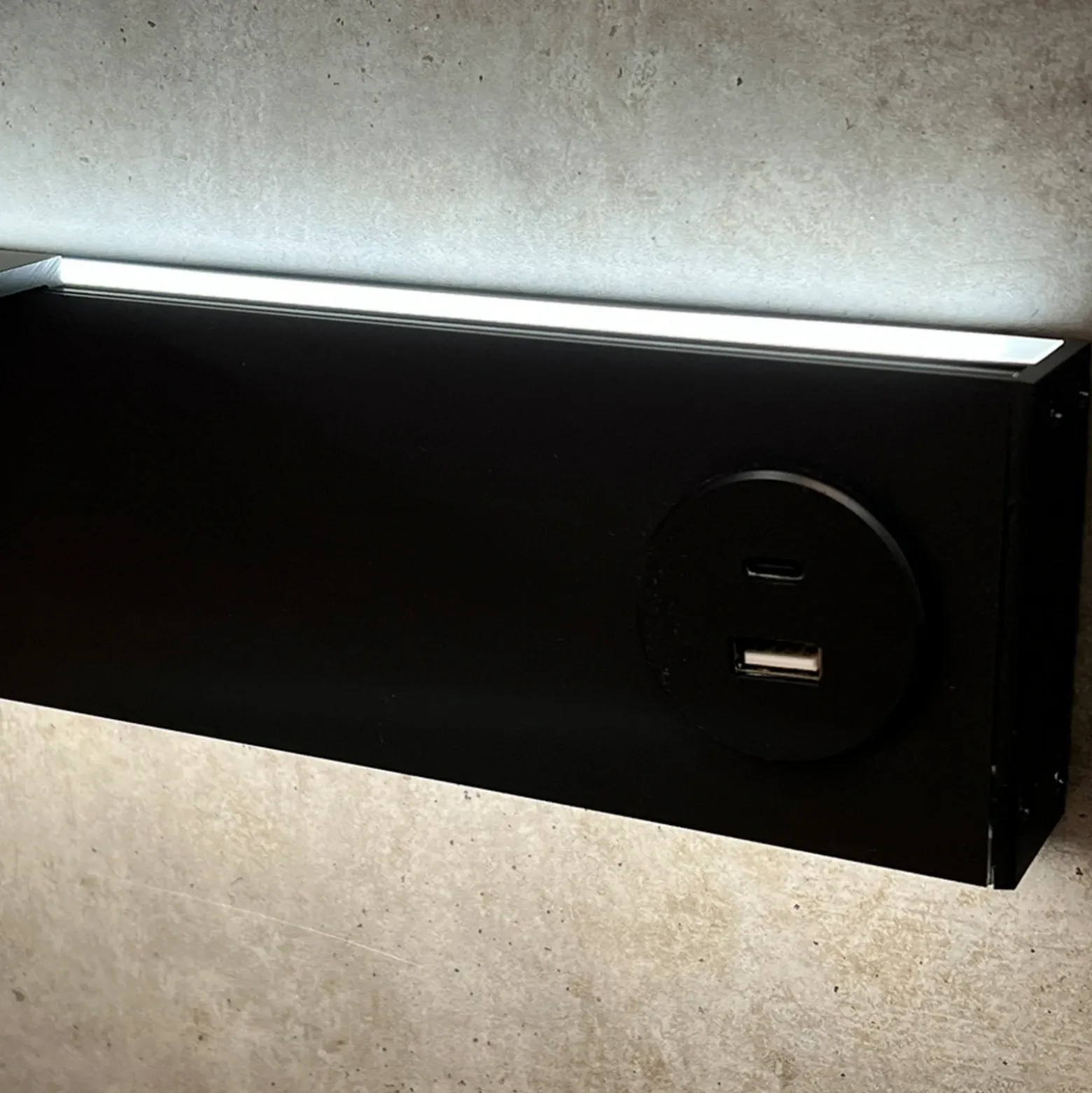 Aplique de pared LED Intero-Line, negro, 120 cm, aluminio, CCT arriba/abajo
