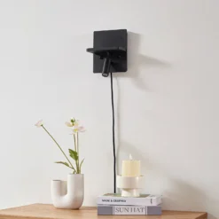 Aplique de pared LED Lindby Auden, negro, enchufe, estación de carga