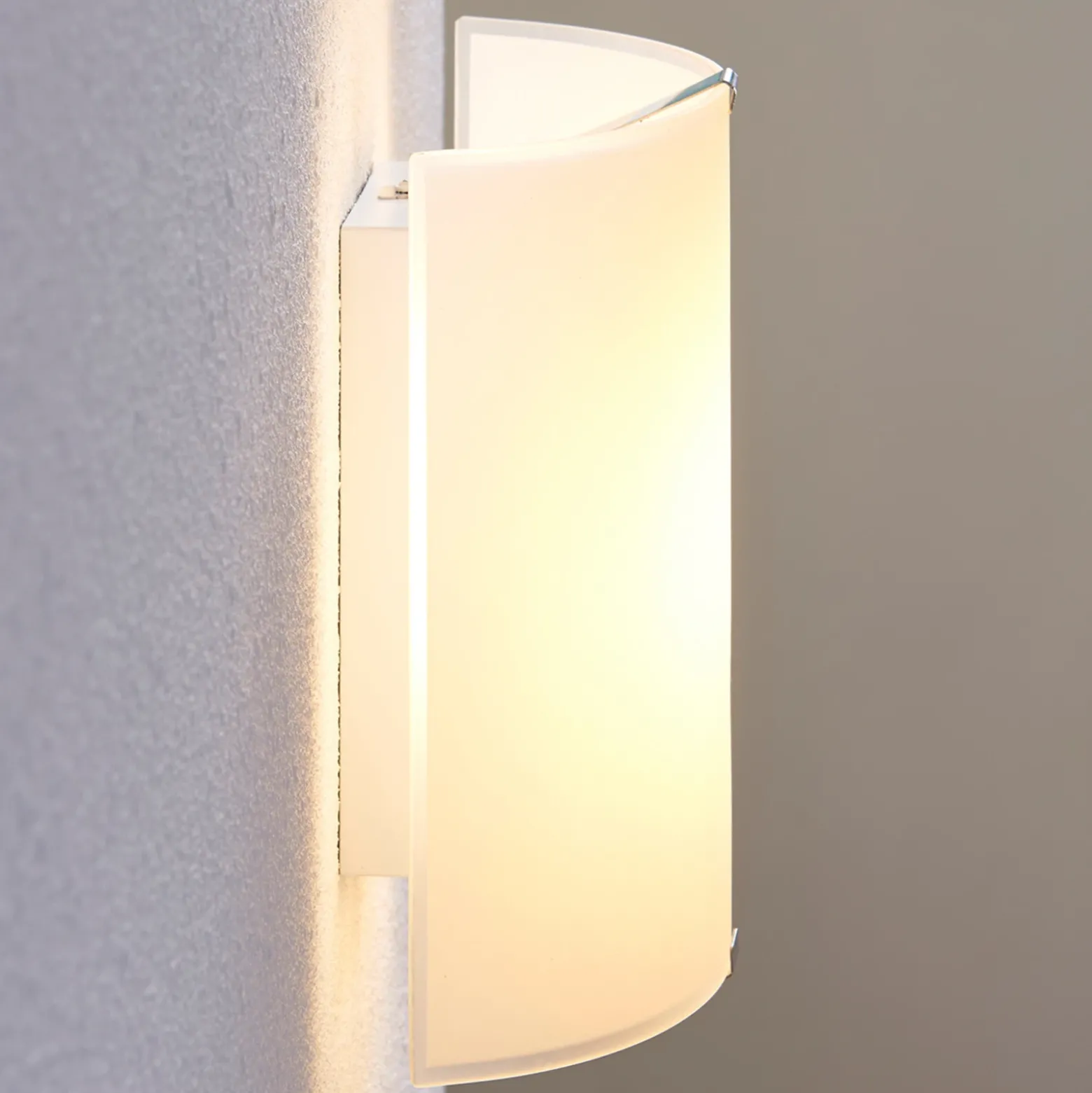 Aplique de pared LED Lindby Helmi, altura 21 cm, cristal, semicircular