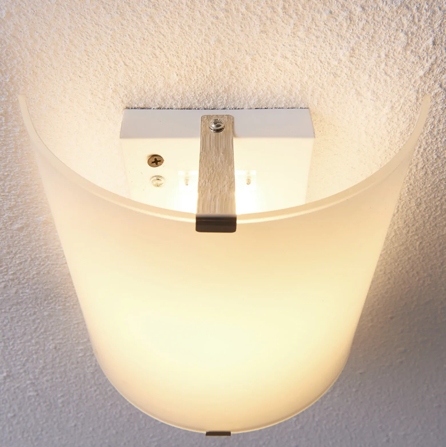 Aplique de pared LED Lindby Helmi, altura 21 cm, cristal, semicircular
