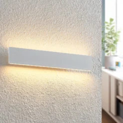 Aplique de pared LED Lindby Ignazia, 47 cm, blanco, metal, luz hacia