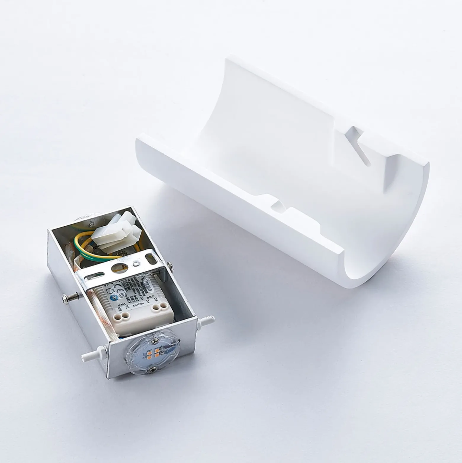 Aplique de pared LED Lindby Jenke, altura 16 cm, blanco, escayola