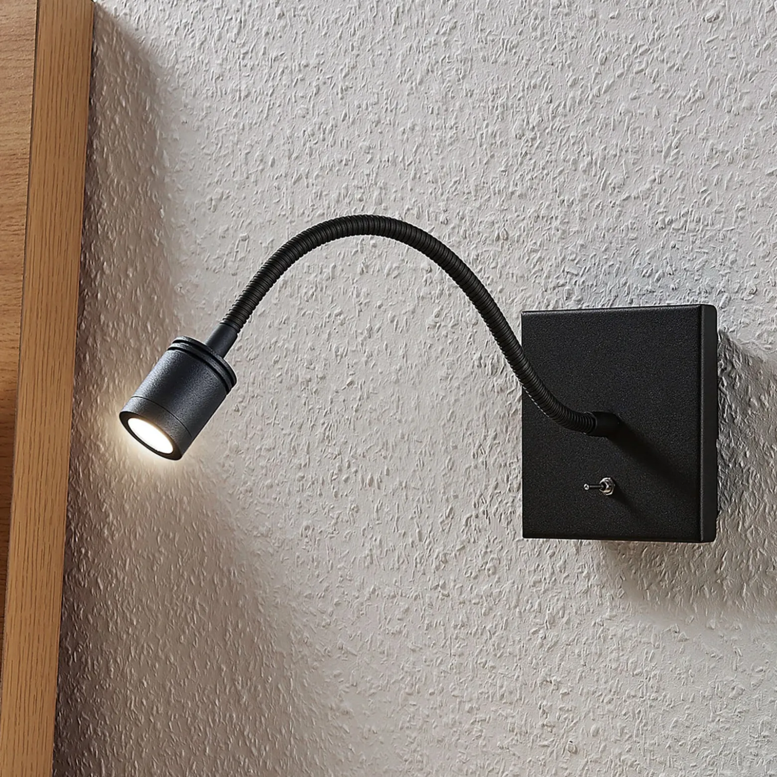 Aplique de pared LED Lindby Mayar, negro, metal, lámpara de lectura, 11cm