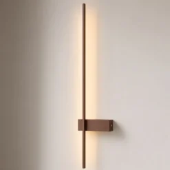Aplique de pared LED Lindby Natsumi, marrón, aluminio, 90 cm