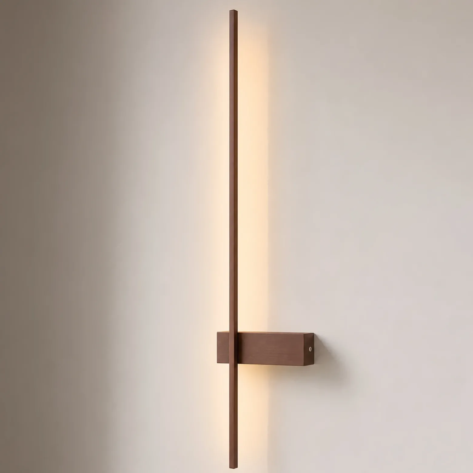 Aplique de pared LED Lindby Natsumi, marrón, aluminio, 90 cm