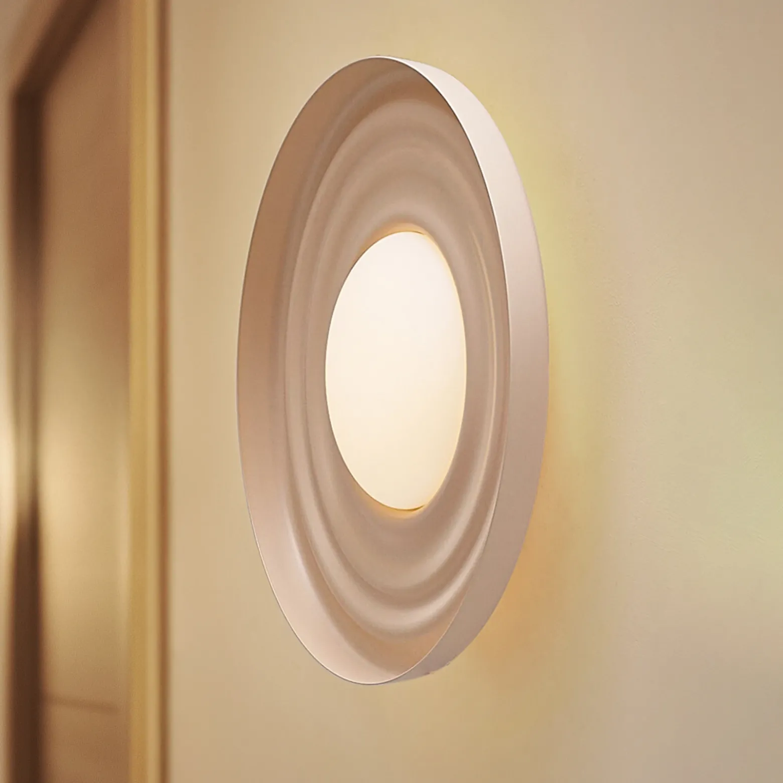Aplique de pared LED Lindby Waves, beige, Ø 43 cm, metal