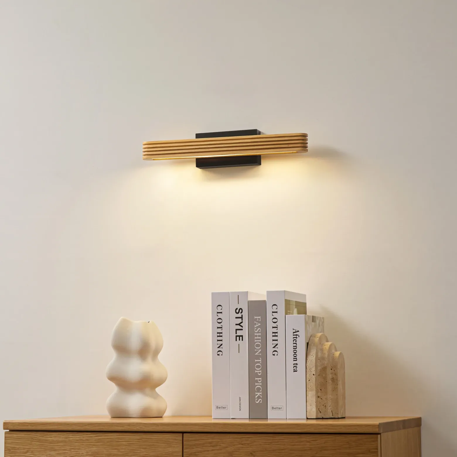 Aplique de pared LED Lucande Lieske, 40 cm, madera, negro