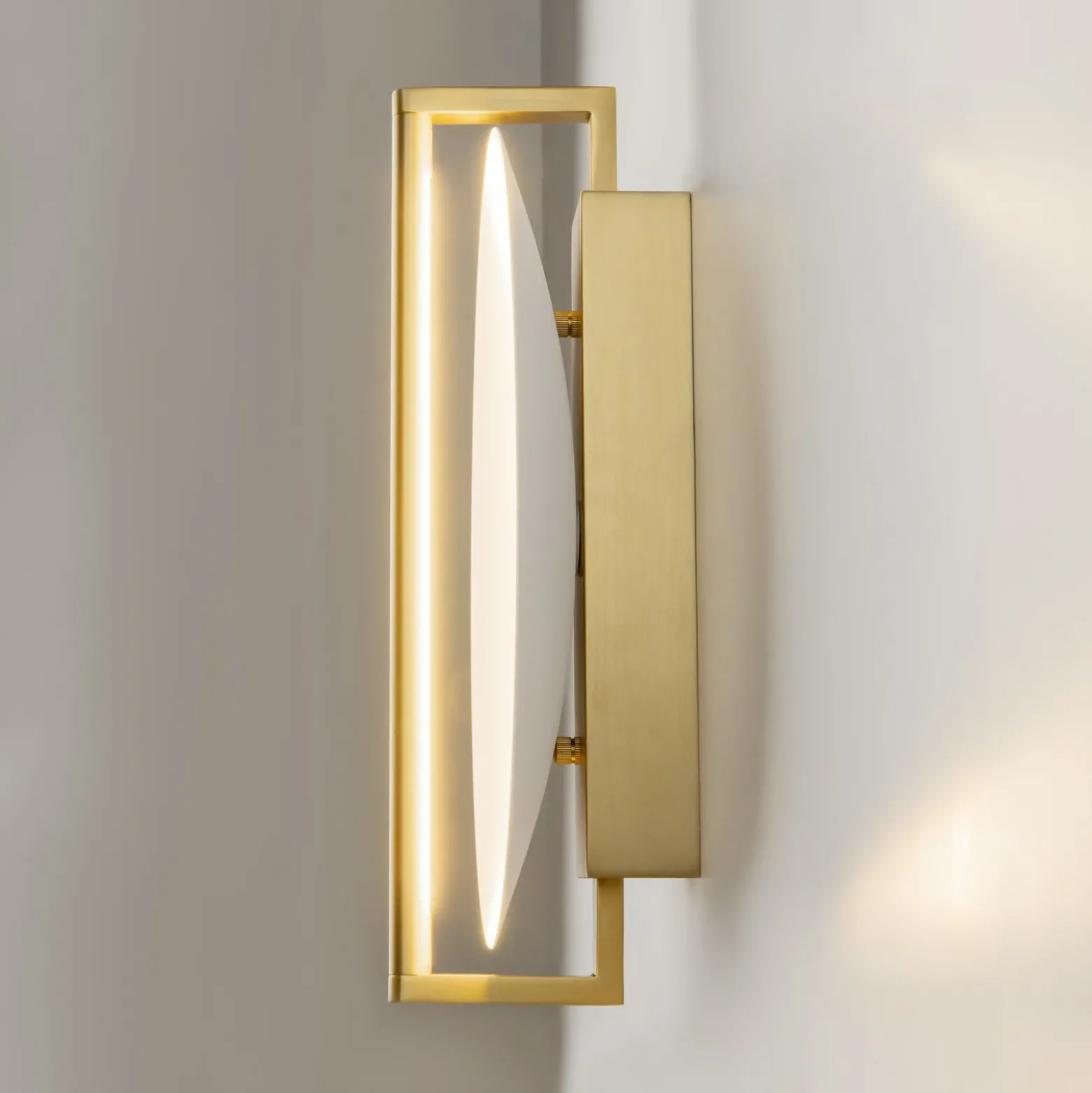 Aplique de pared LED Mira de Maytoni, dorado/blanco, altura 30 cm, metal