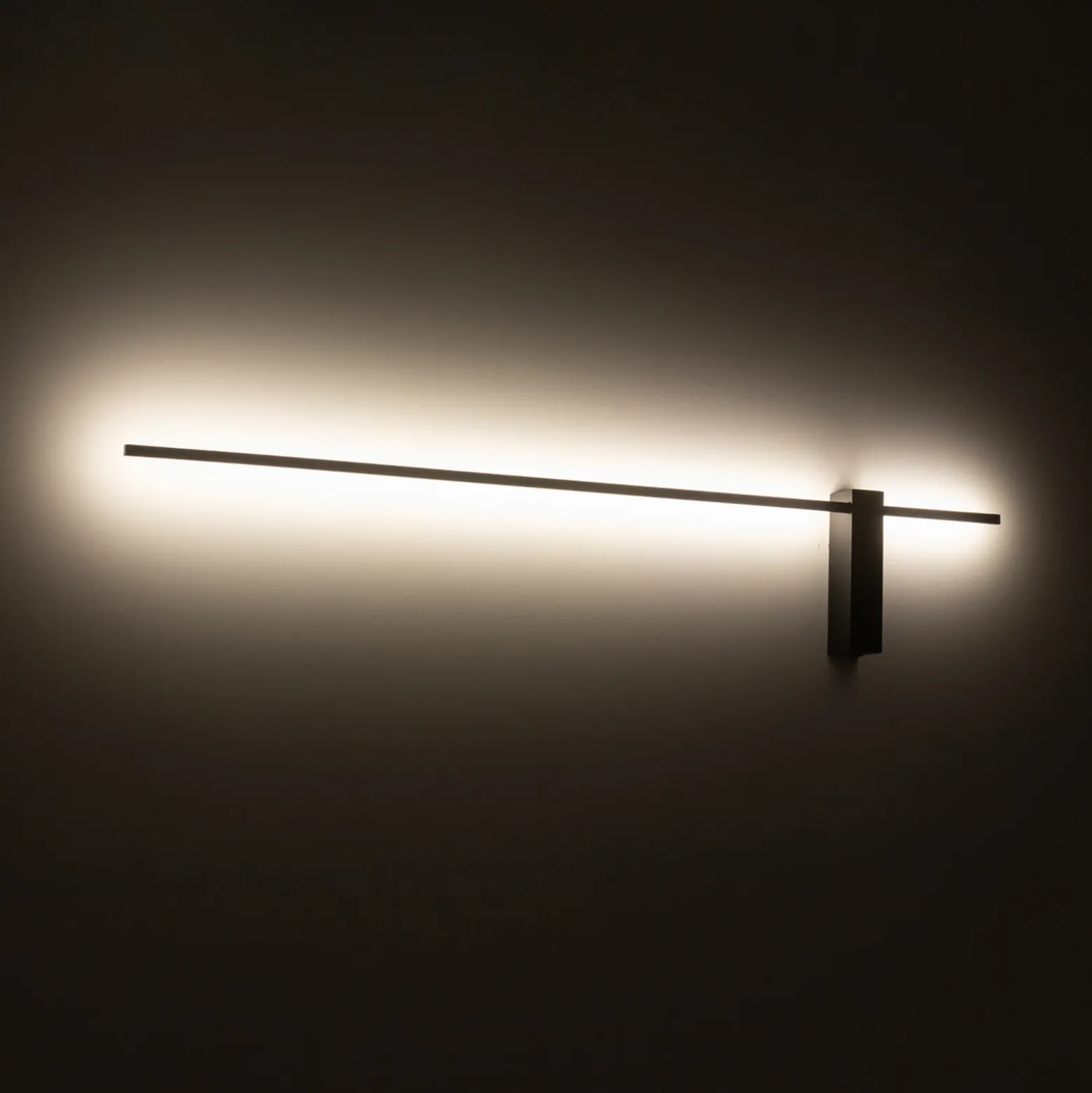 Aplique de pared LED Motive L, 120 cm de ancho, negro, metal