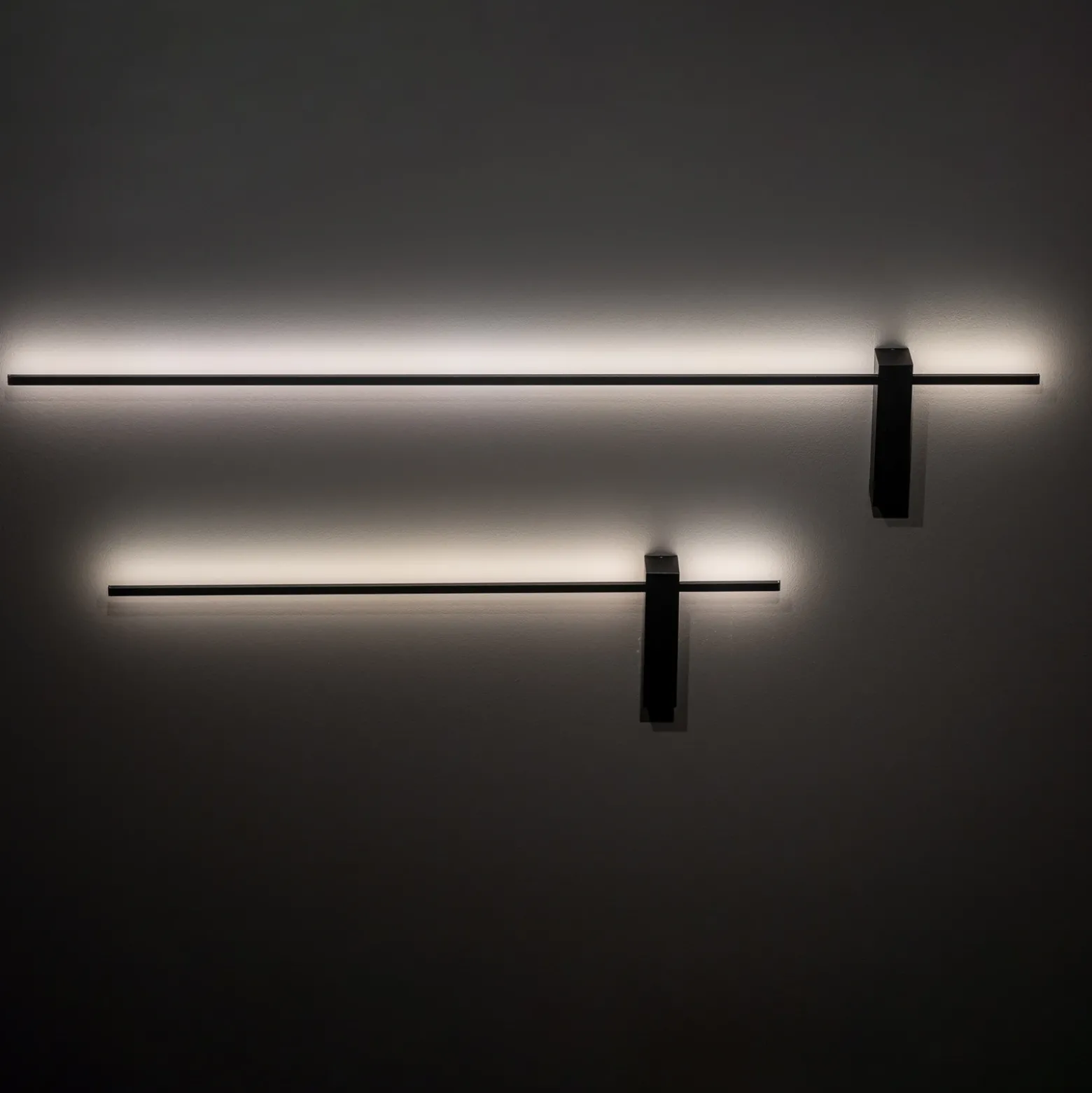 Aplique de pared LED Motive L, 120 cm de ancho, negro, metal