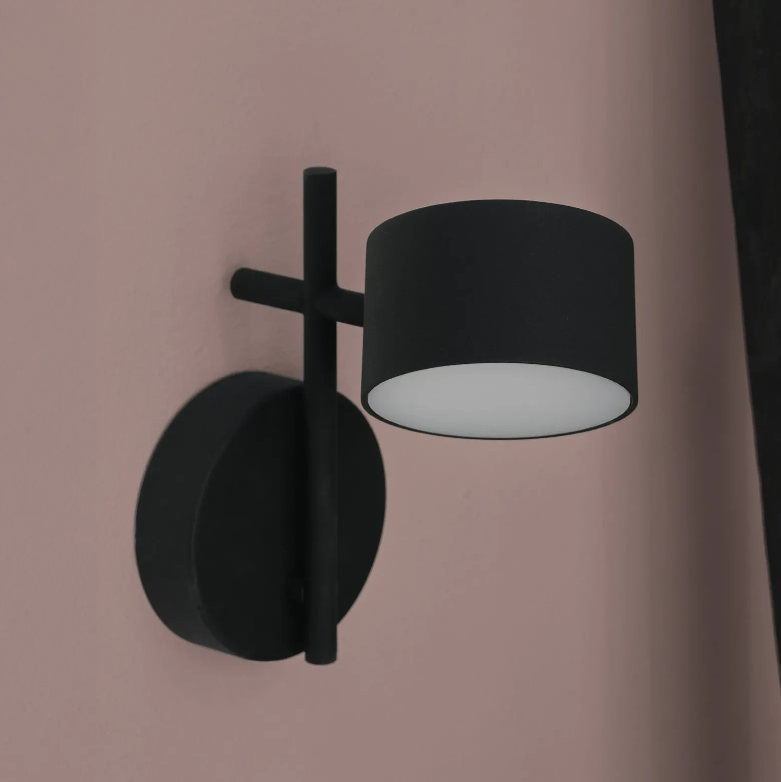 Aplique de pared LED OSRAM Decor Kyoto, negro, atenuable, con enchufe