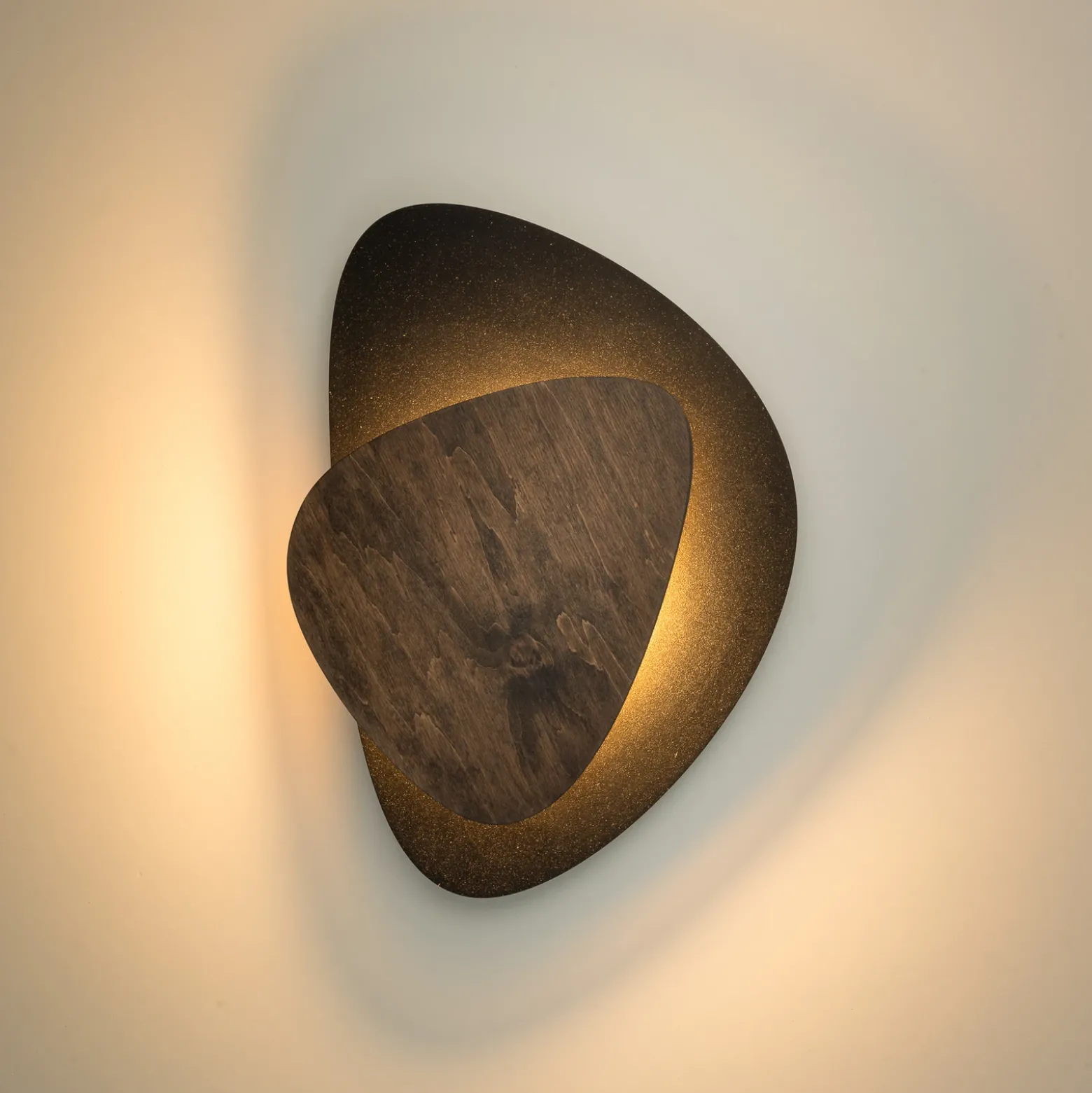 Aplique de pared LED Pedra, negro/wengué, acero, madera, 3.000 K
