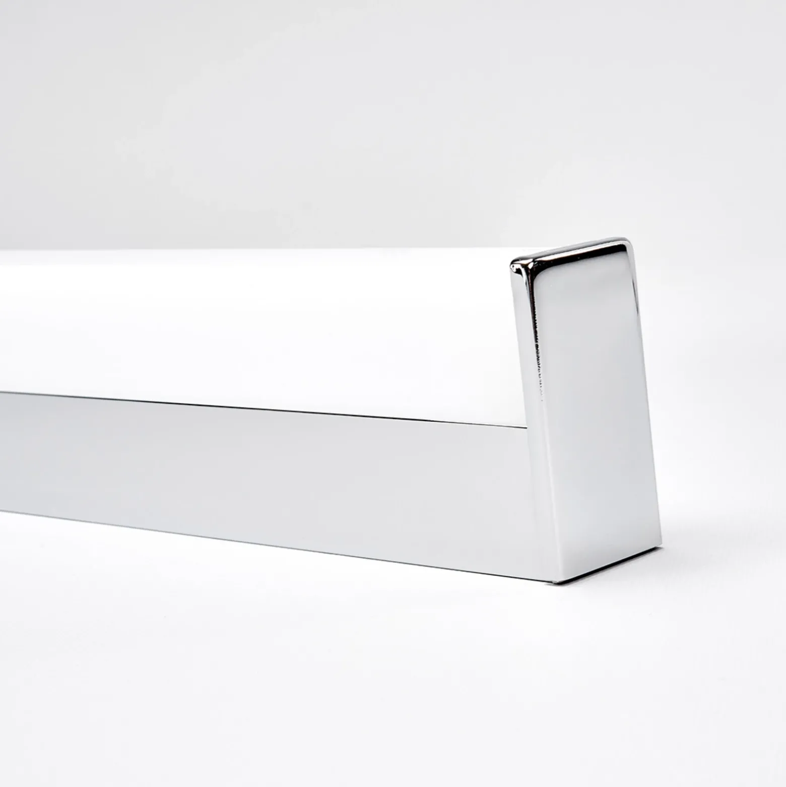 Aplique de pared LED Philippa de Lindby, angular, 89 cm, cromado, IP44