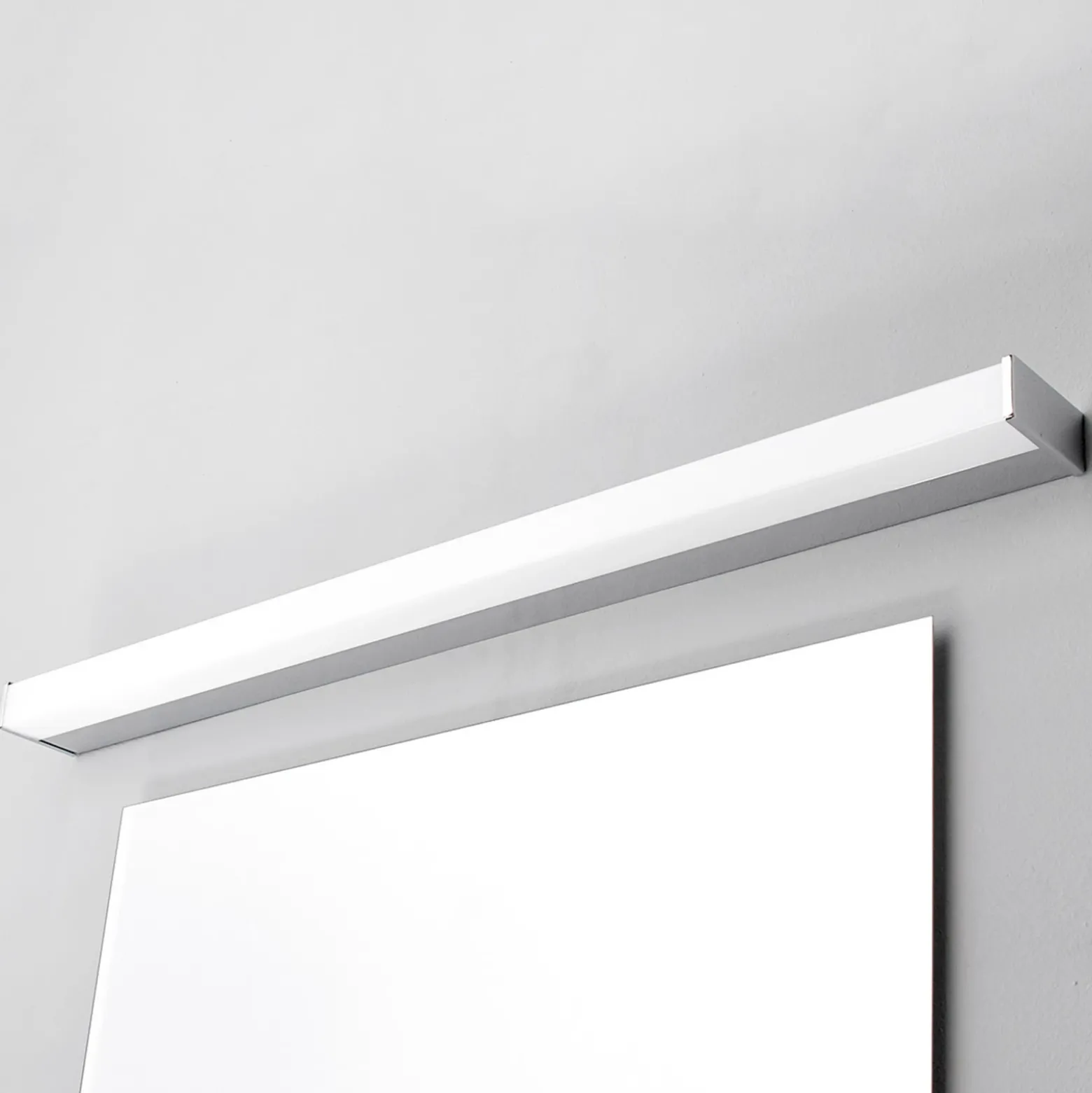 Aplique de pared LED Philippa de Lindby, angular, 89 cm, cromado, IP44