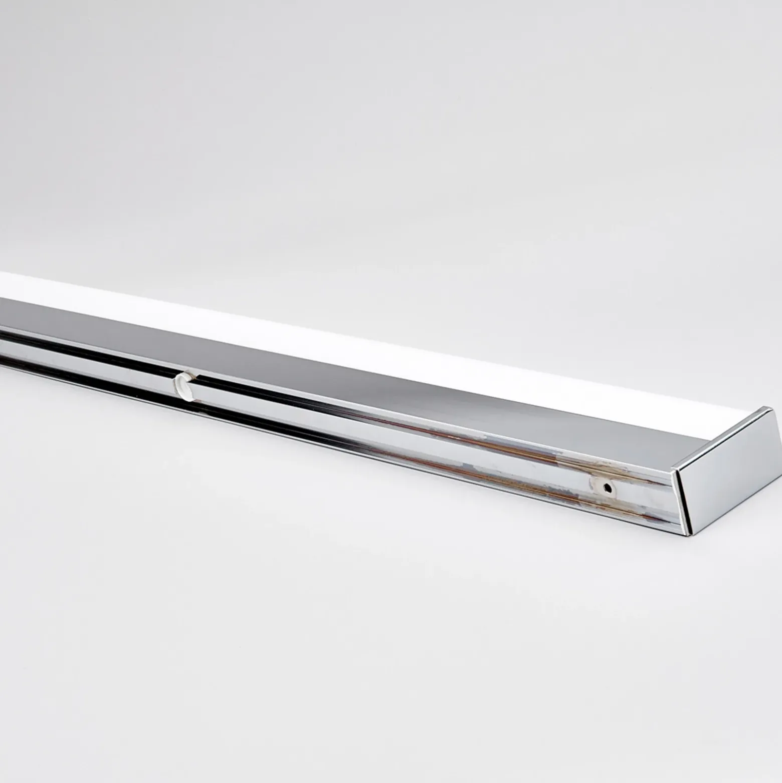 Aplique de pared LED Philippa de Lindby, angular, 89 cm, cromado, IP44