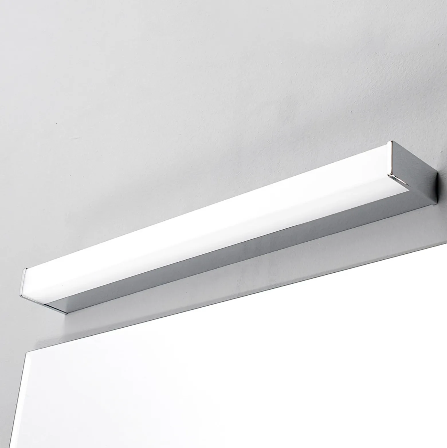 Aplique de pared LED Philippa de Lindby, angular, 59 cm, cromado, IP44