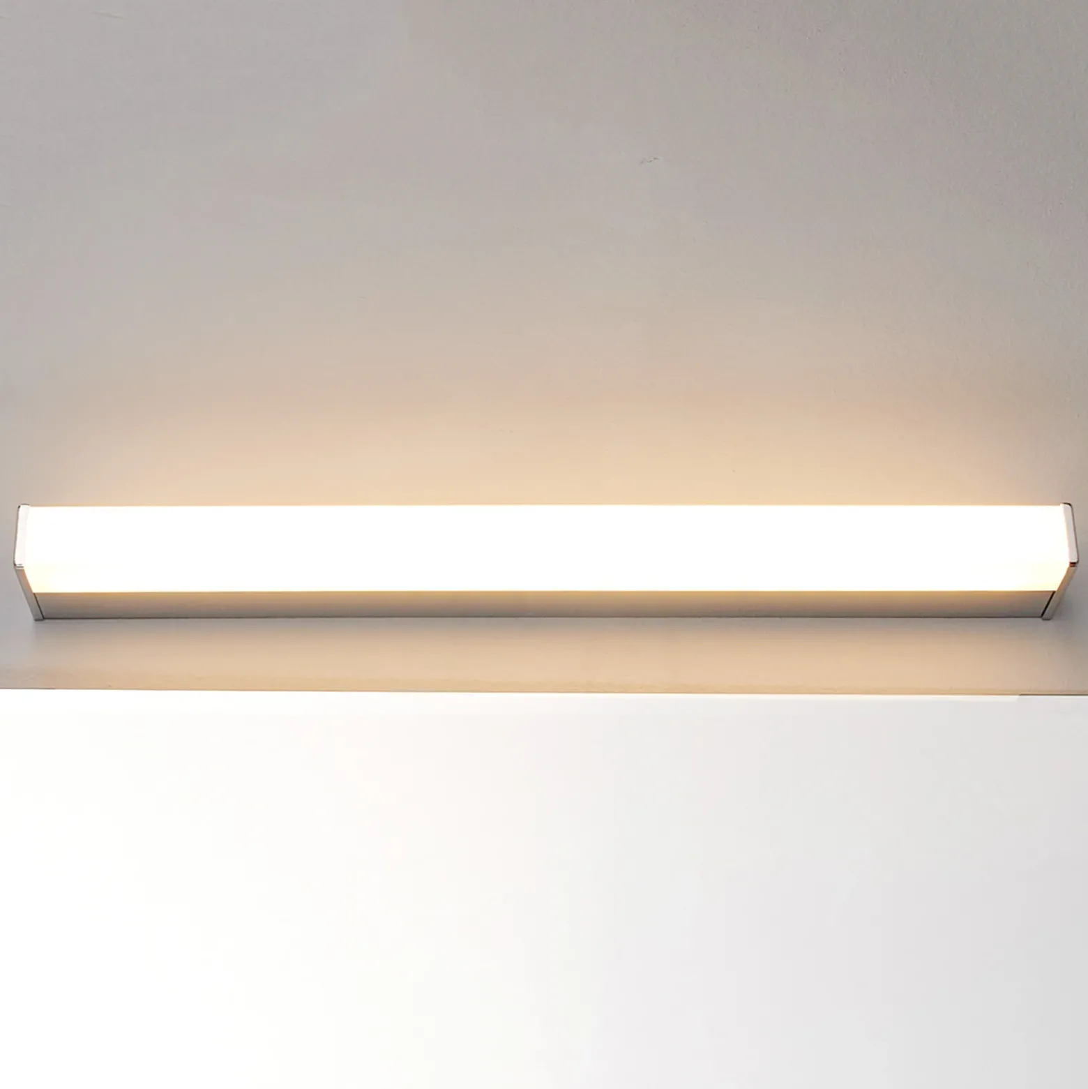 Aplique de pared LED Philippa de Lindby, angular, 59 cm, cromado, IP44