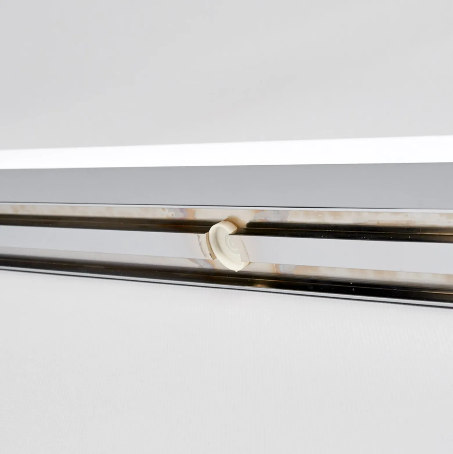 Aplique de pared LED Philippa de Lindby, redondeado, 88 cm, cromado, IP44