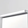 Aplique de pared LED Philippa de Lindby, redondeado, 58 cm, cromado, IP44