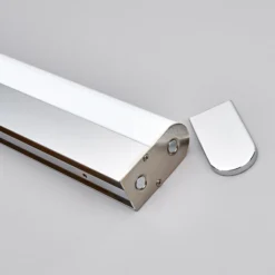 Aplique de pared LED Philippa de Lindby, redondeado, 88 cm, cromado, IP44