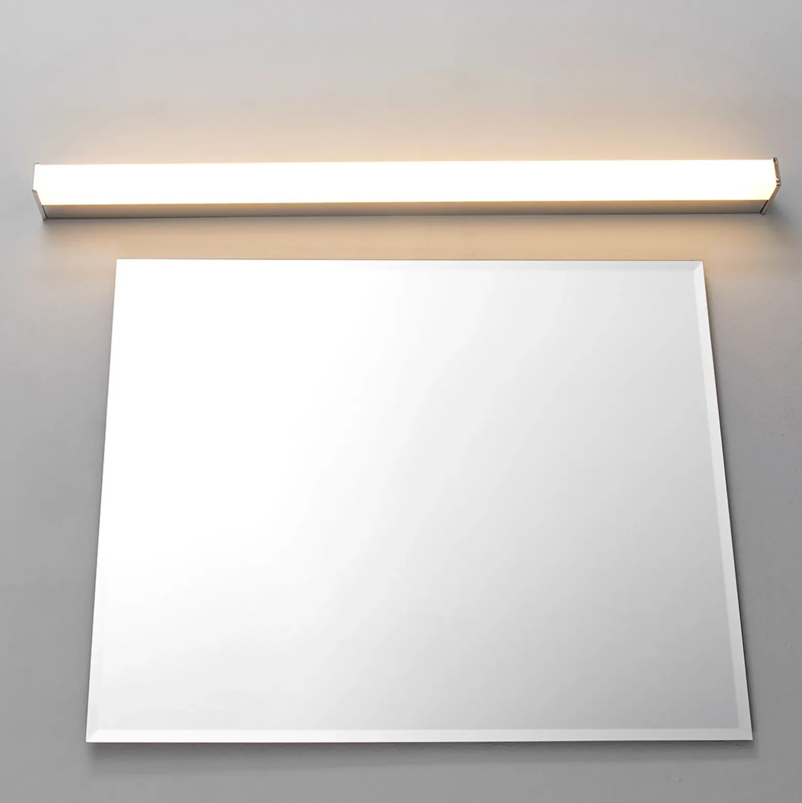 Aplique de pared LED Philippa de Lindby, angular, 89 cm, cromado, IP44