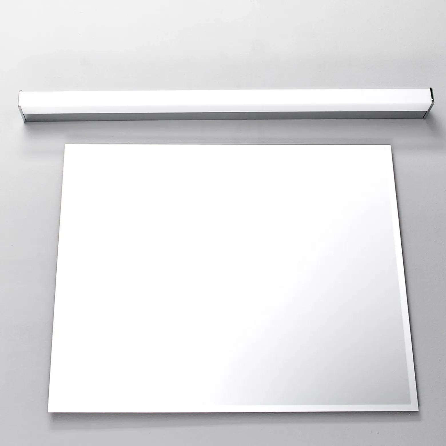 Aplique de pared LED Philippa de Lindby, angular, 89 cm, cromado, IP44