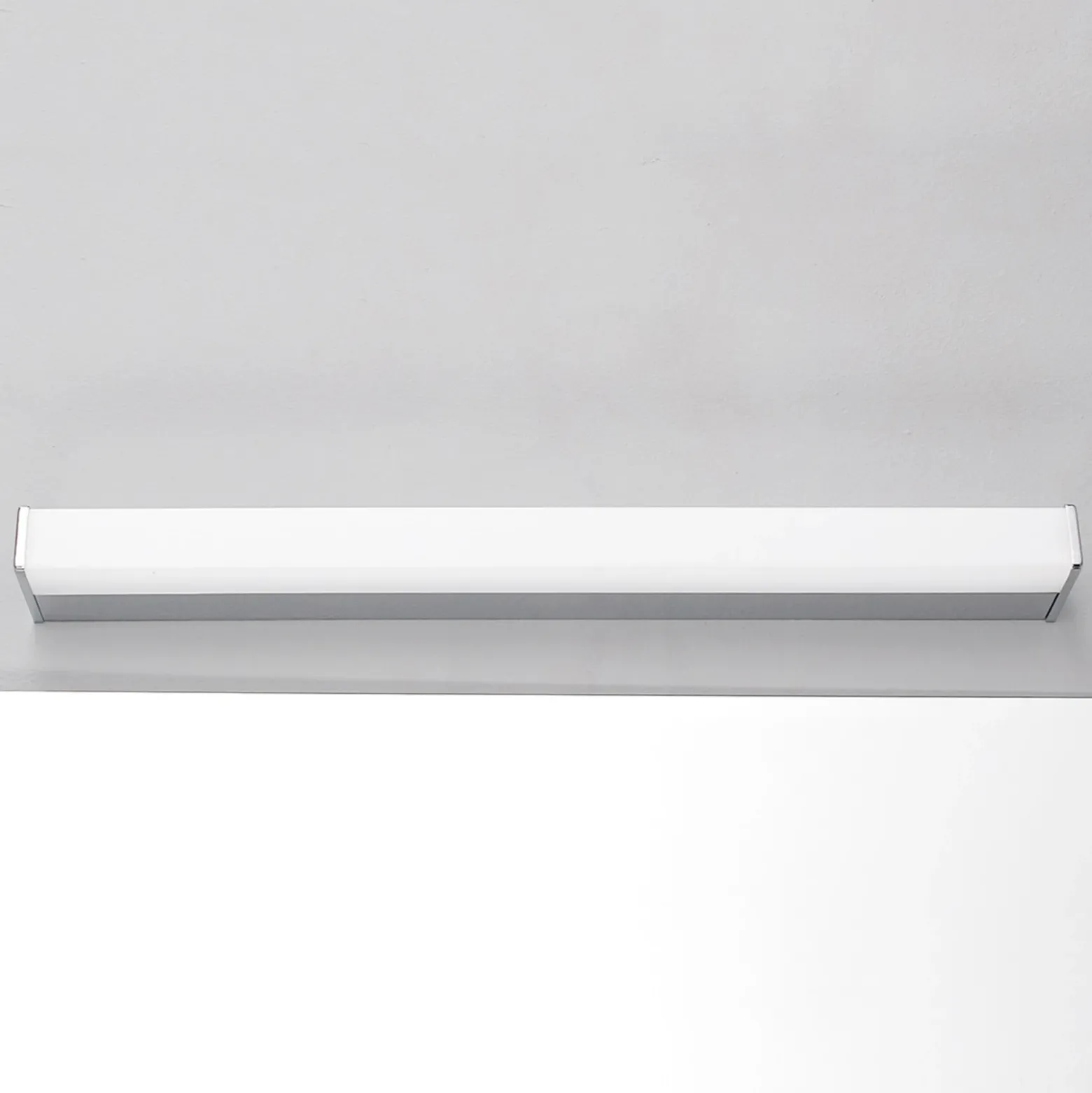 Aplique de pared LED Philippa de Lindby, angular, 59 cm, cromado, IP44