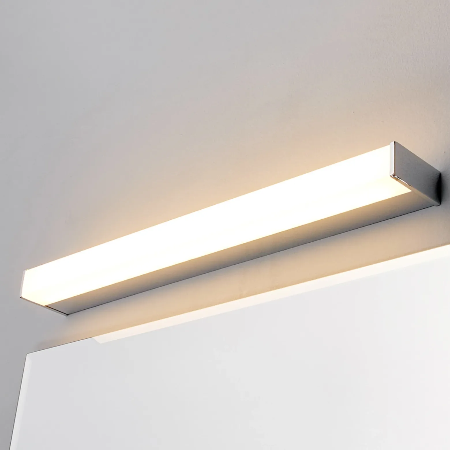 Aplique de pared LED Philippa de Lindby, angular, 59 cm, cromado, IP44
