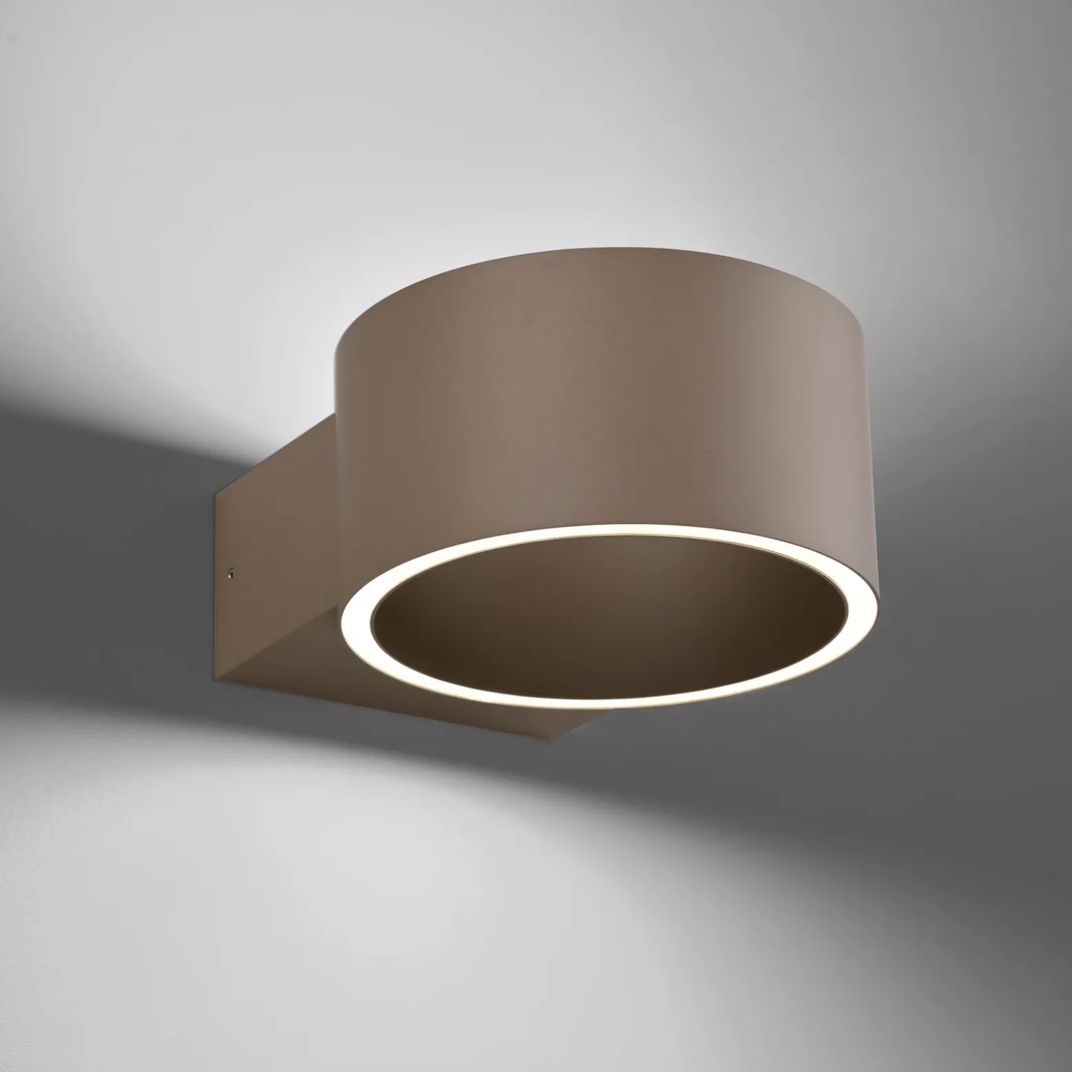 Aplique de pared LED PURE Clipse, color bronce, aluminio Ø 15 cm