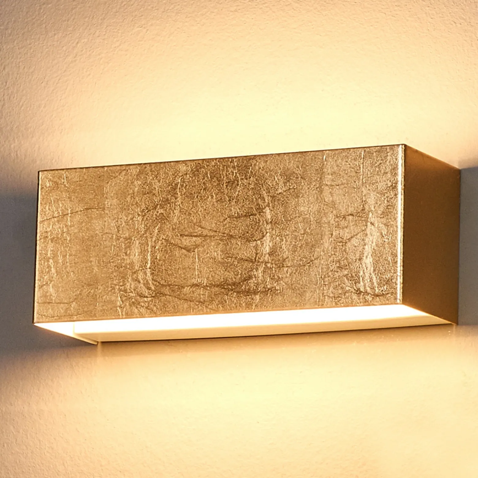 Aplique de pared LED Quentin de Lindby, 23 cm de ancho, color dorado, metal