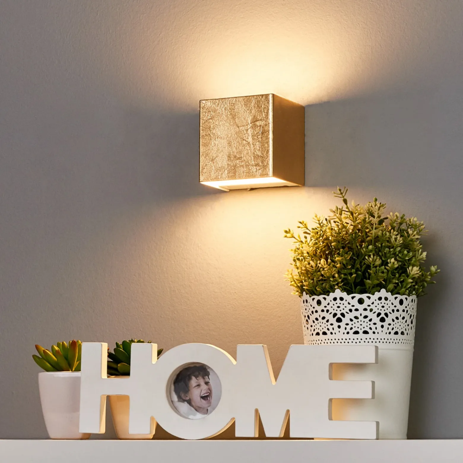 Aplique de pared LED Quentin de Lindby, 9 cm de ancho, color dorado, metal