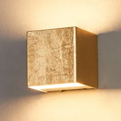 Aplique de pared LED Quentin de Lindby, 9 cm de ancho, color dorado, metal