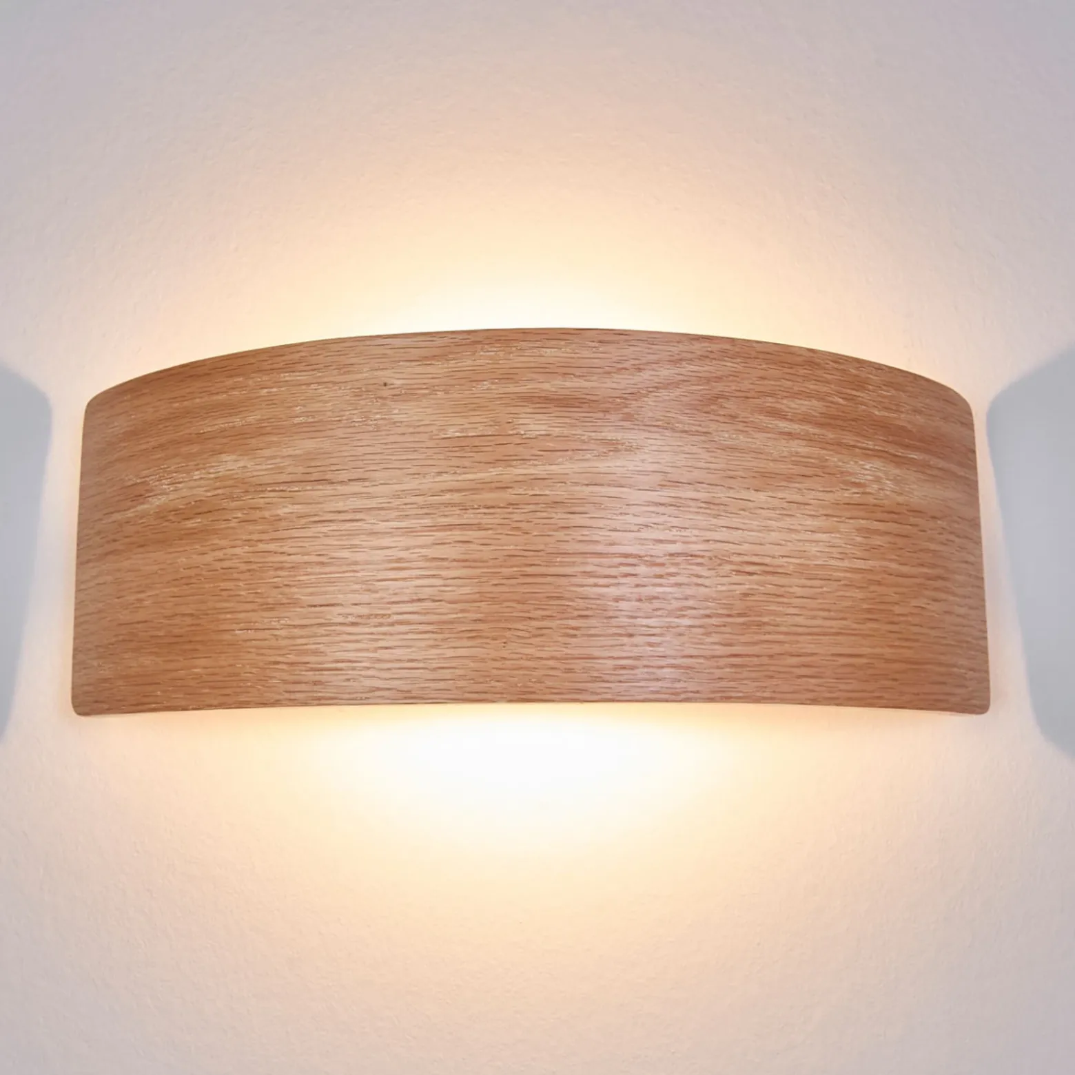 Aplique de pared LED Rafailia de Lindby, ancho 33 cm, madera, 3000 K