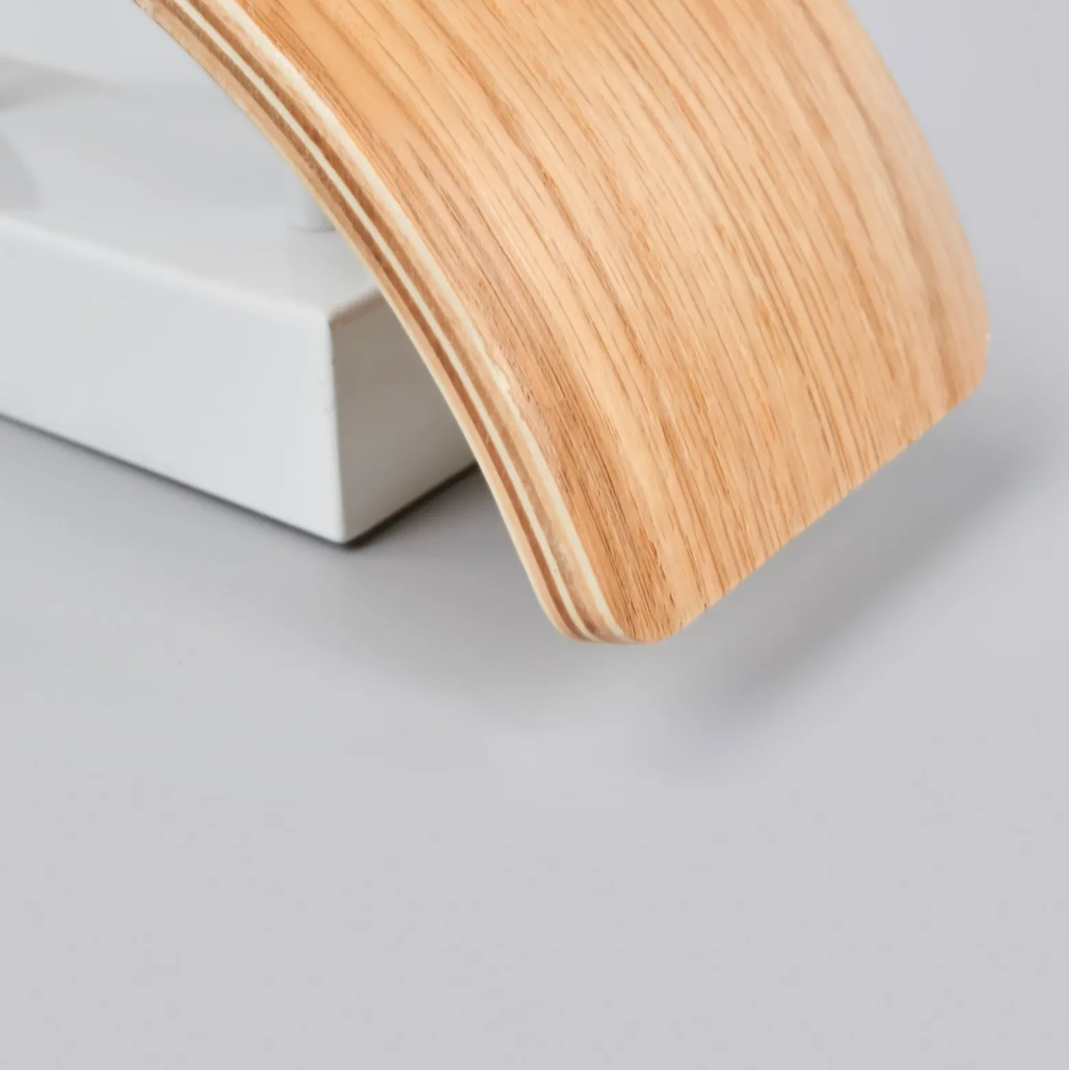 Aplique de pared LED Rafailia de Lindby, ancho 23 cm, madera, 3.000 K