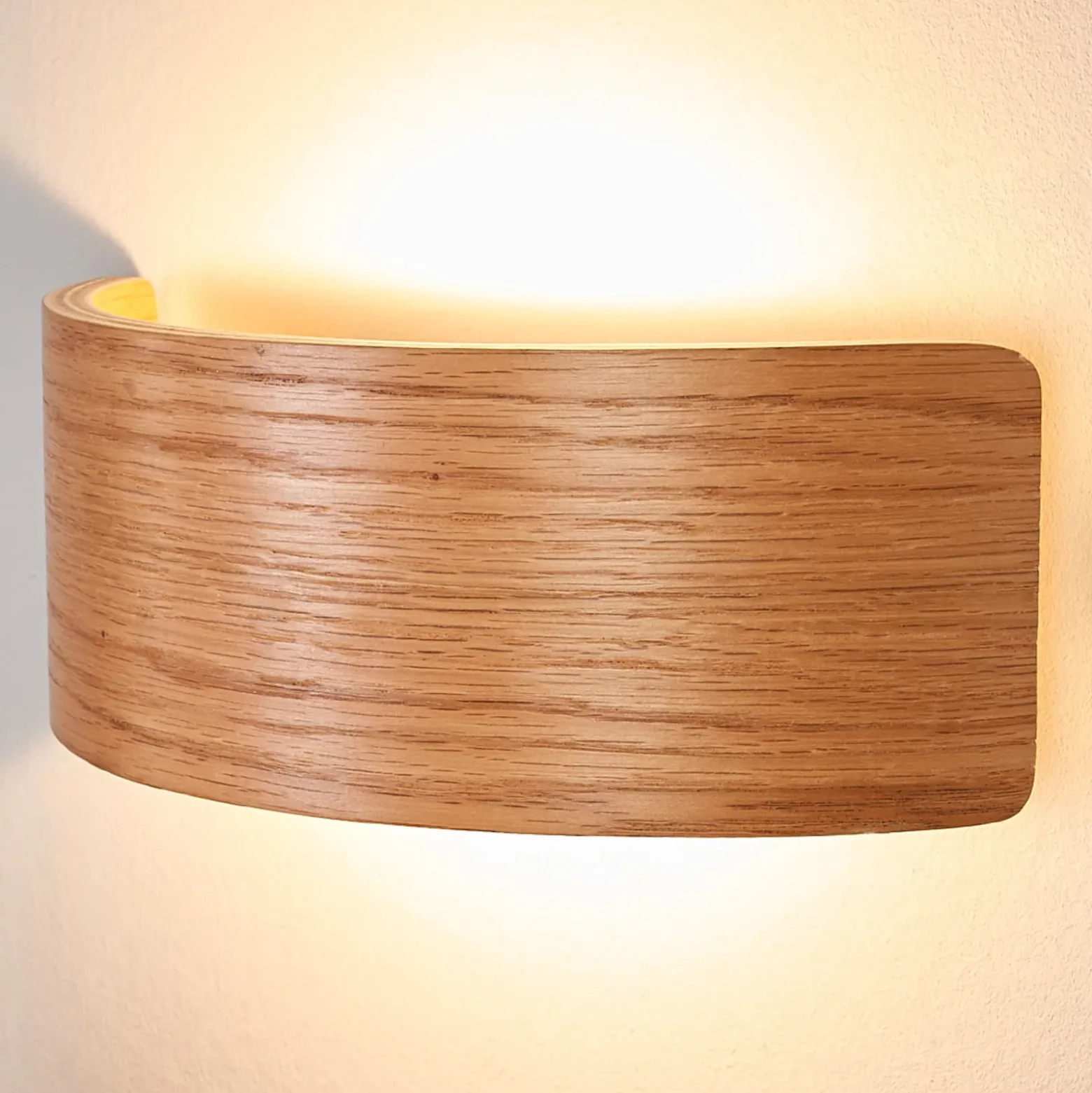 Aplique de pared LED Rafailia de Lindby, ancho 23 cm, madera, 3.000 K