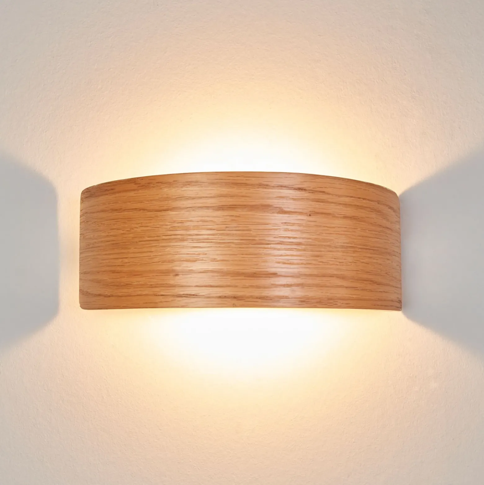 Aplique de pared LED Rafailia de Lindby, ancho 23 cm, madera, 3.000 K