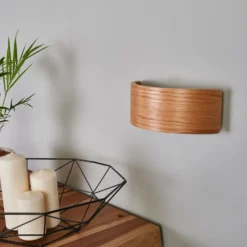 Aplique de pared LED Rafailia de Lindby, ancho 23 cm, madera, 3.000 K