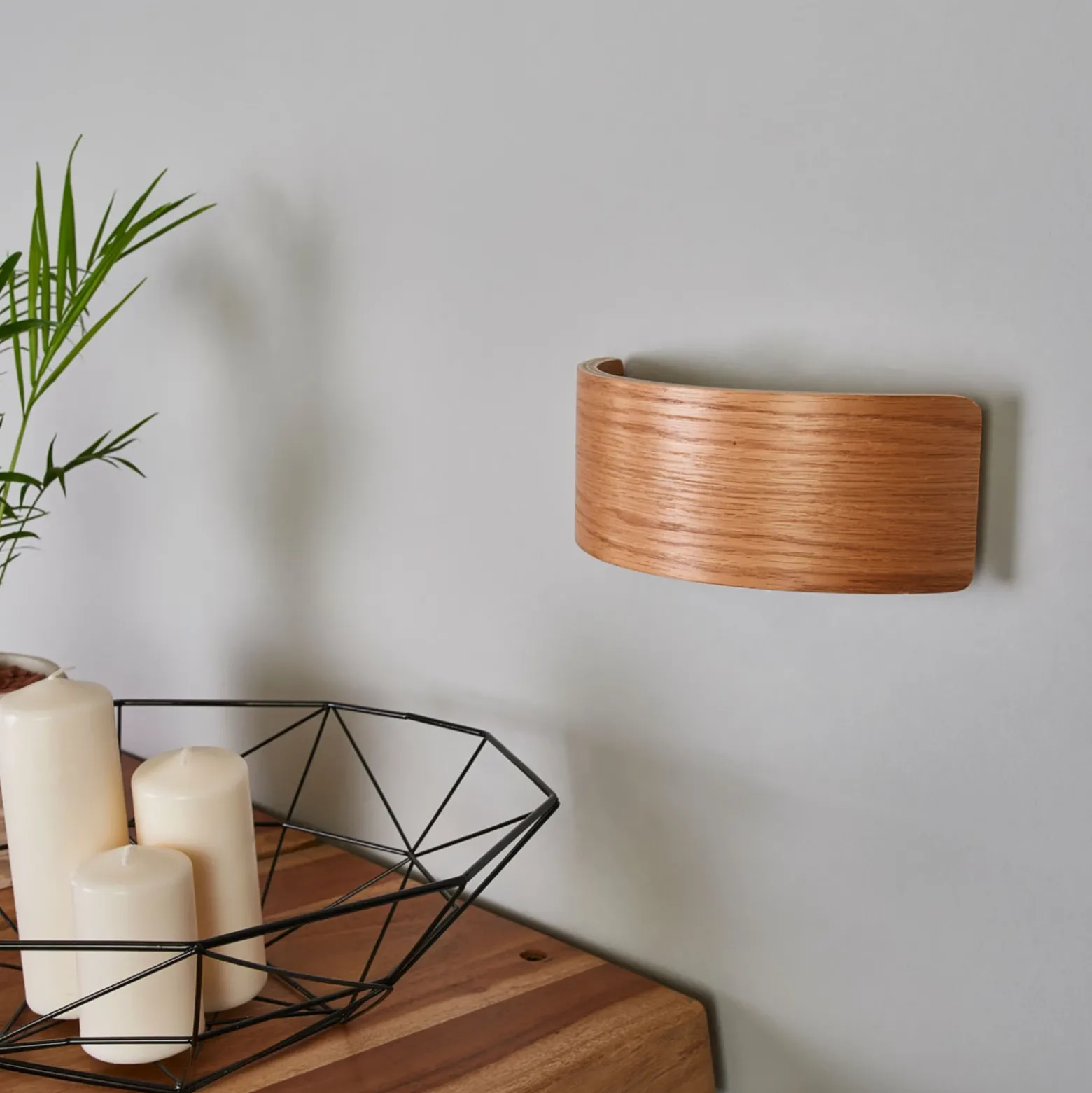 Aplique de pared LED Rafailia de Lindby, ancho 23 cm, madera, 3.000 K