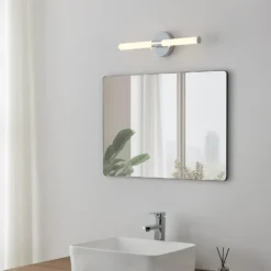 Aplique de pared LED Ramola, color cromado, ancho 45 cm, IP44, CCT