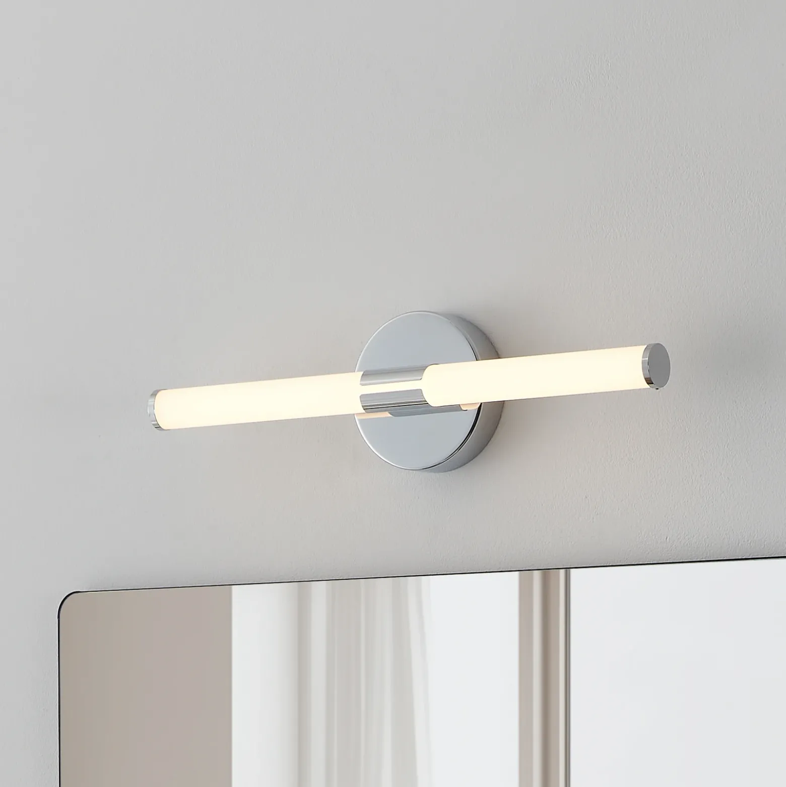 Aplique de pared LED Ramola, color cromado, ancho 45 cm, IP44, CCT
