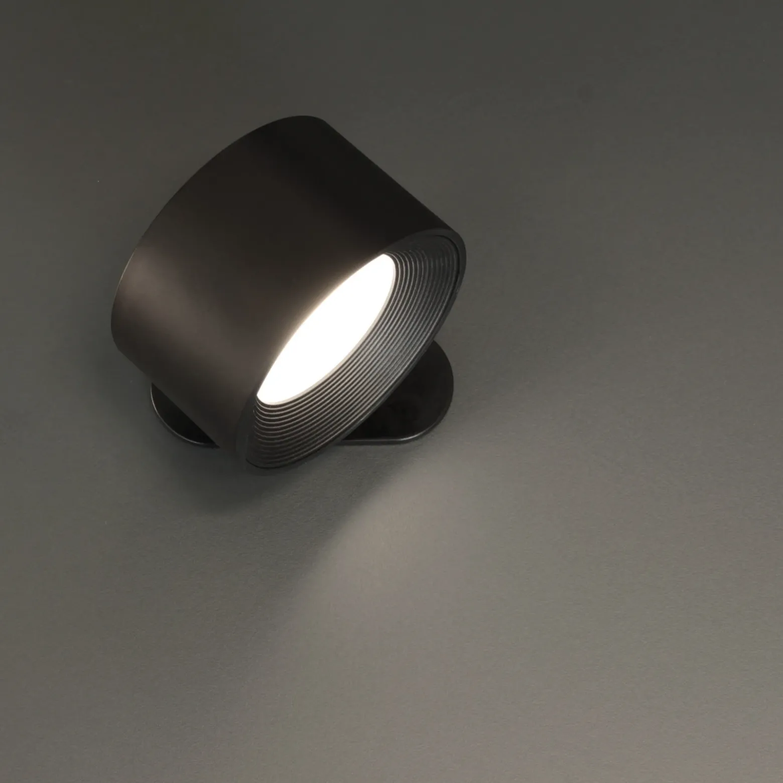 Aplique de pared LED recargable Magnetics, negro, CCT, con imán
