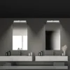 Aplique de pared LED Runt, cromada, 4000 K, IP44, longitud 40 cm