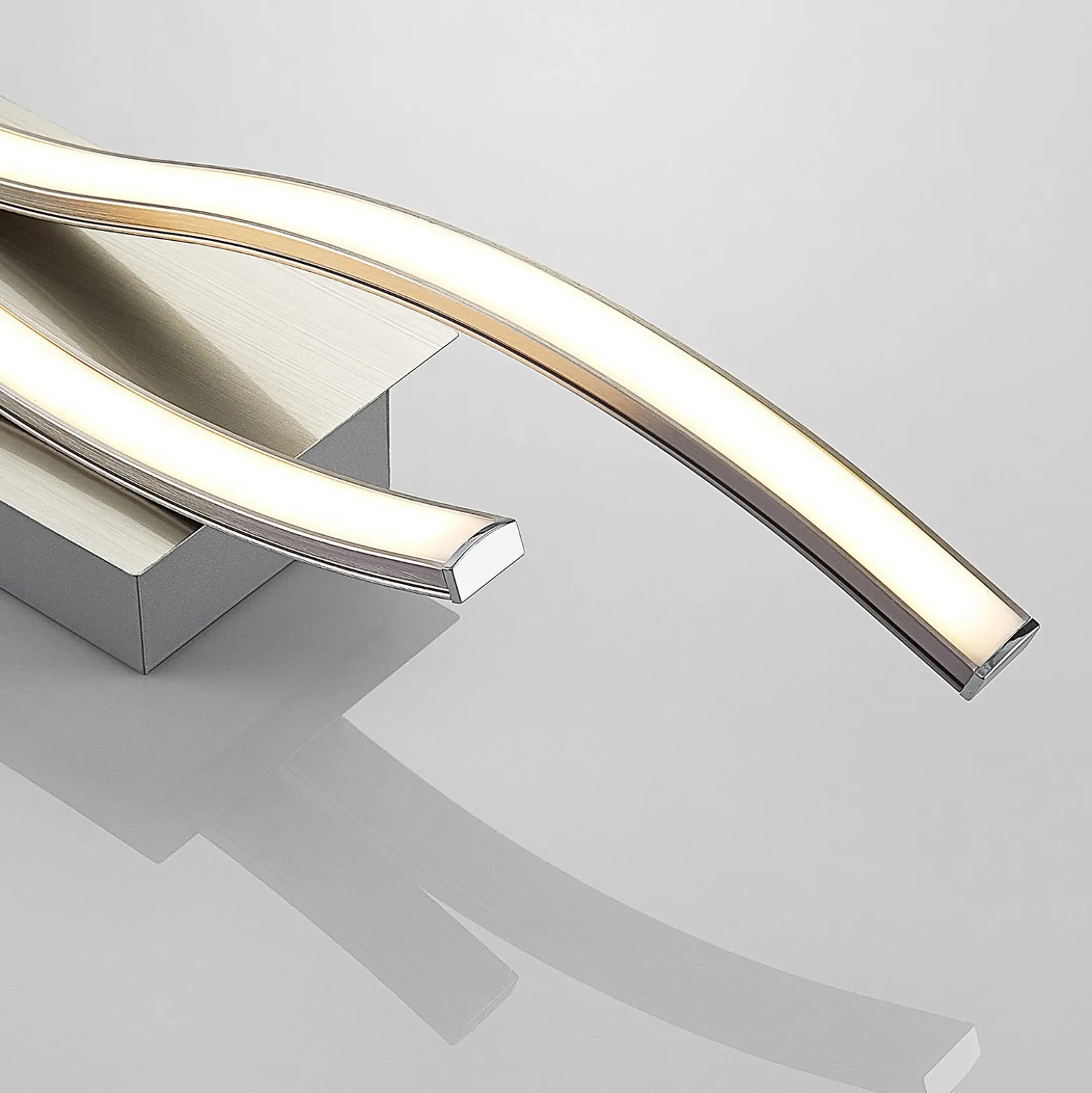 Aplique de pared LED Safia de Lindby, 45 cm, color níquel, metal