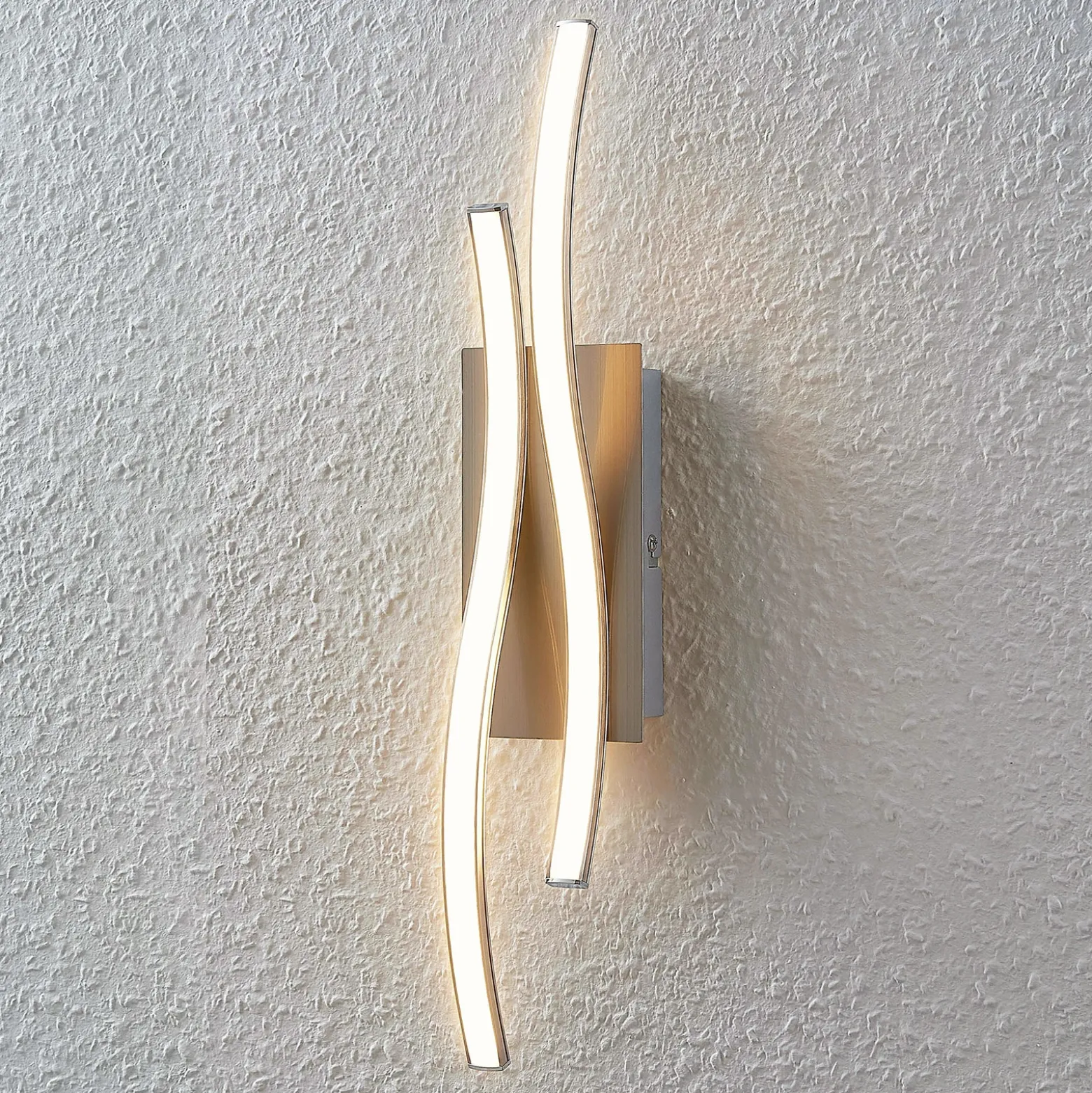 Aplique de pared LED Safia de Lindby, 45 cm, color níquel, metal