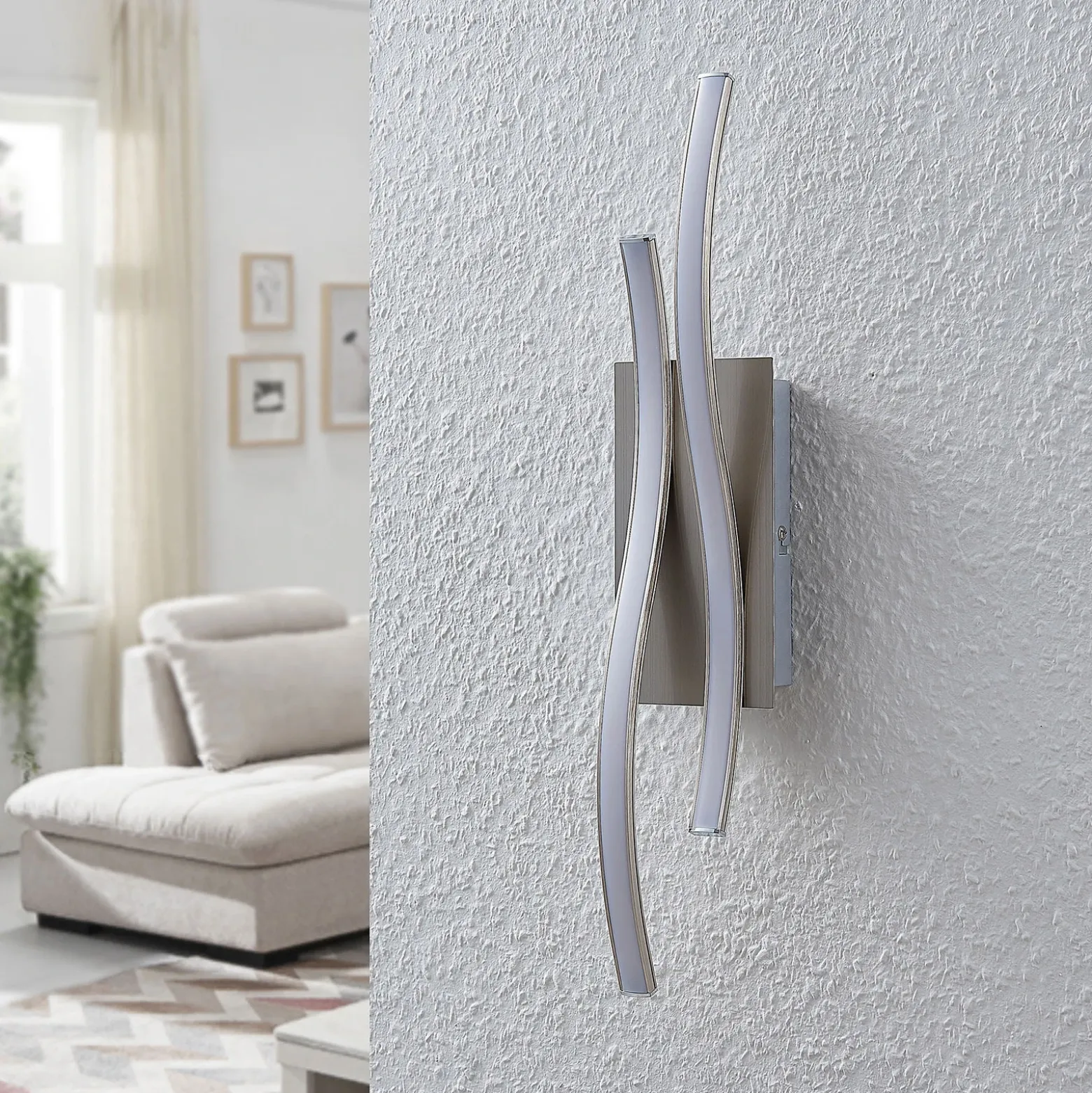 Aplique de pared LED Safia de Lindby, 45 cm, color níquel, metal