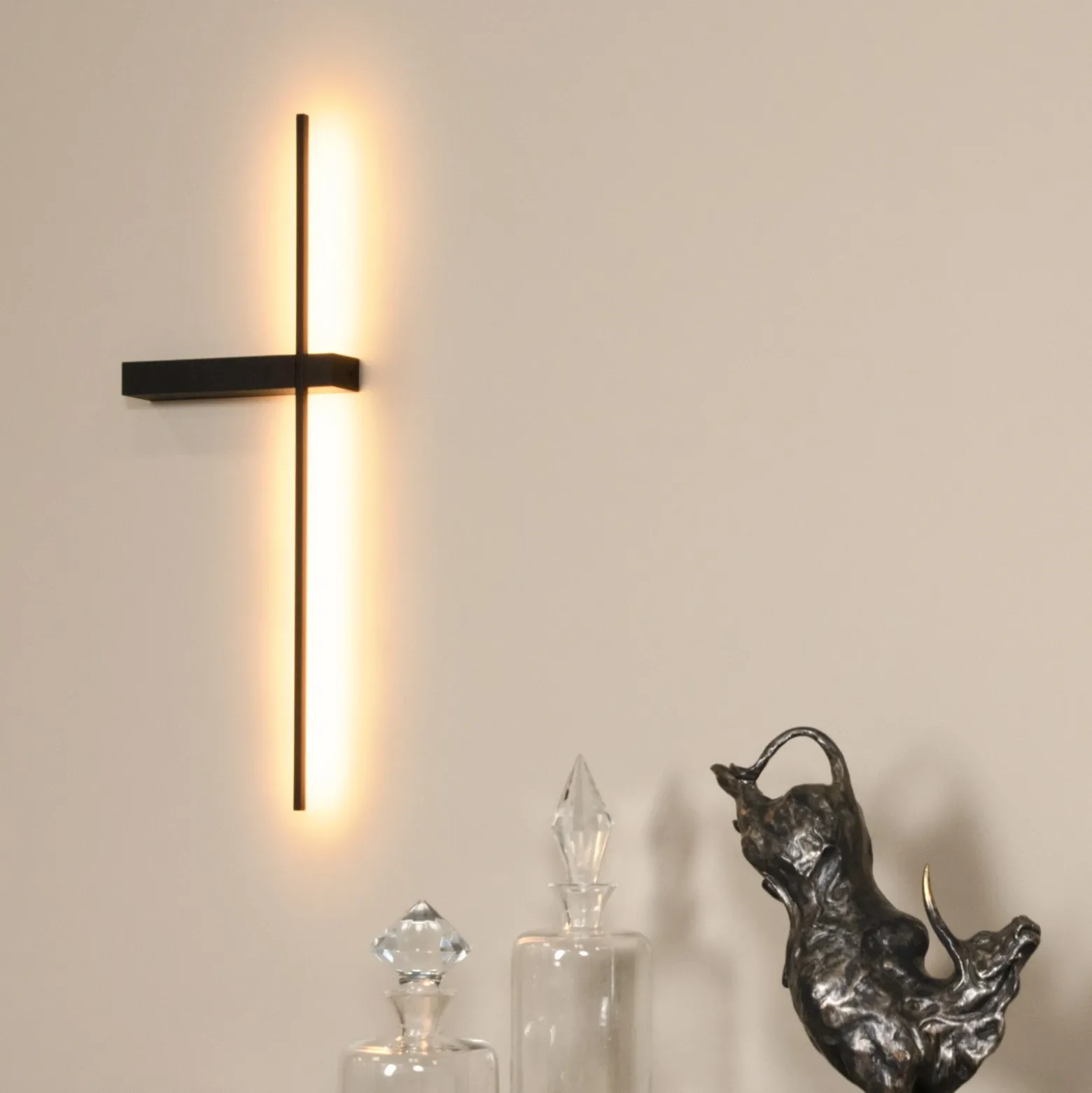Aplique de pared LED Segin, altura 60 cm, 6W, negro, aluminio