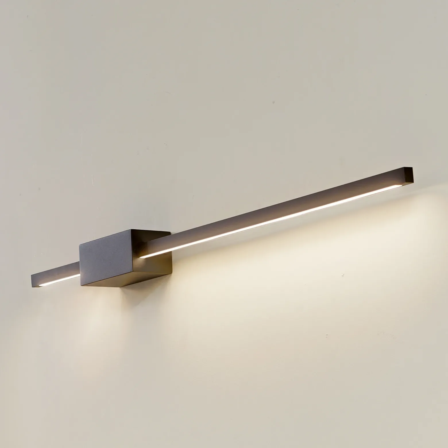Aplique de pared LED Skaila de Lucande, negro, longitud 90 cm, 3000 K